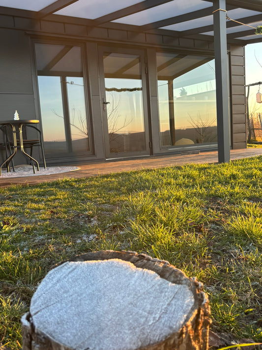 Zimní západ slunce nad naším glampingem