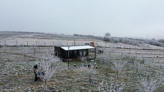 Pohled z výšky na zimní glamp❄️